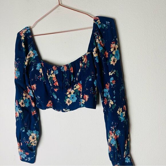 EUC Planet Blue Capulet Blue Floral Peasant Crop Top XS - Picture 2 of 5